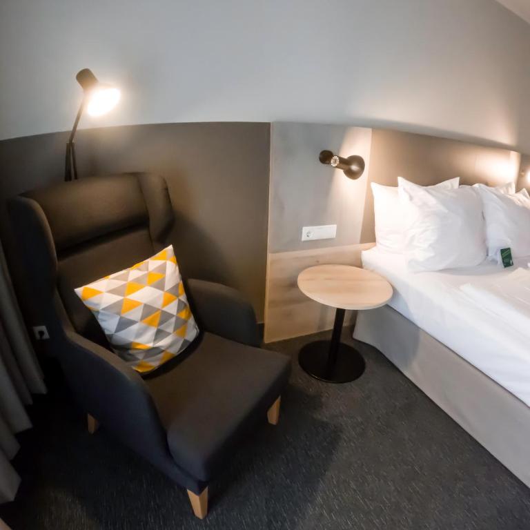 Holiday Inn Munich - South by IHG - Standard Zimmer mit Queensize-Bett und Balkon - 1