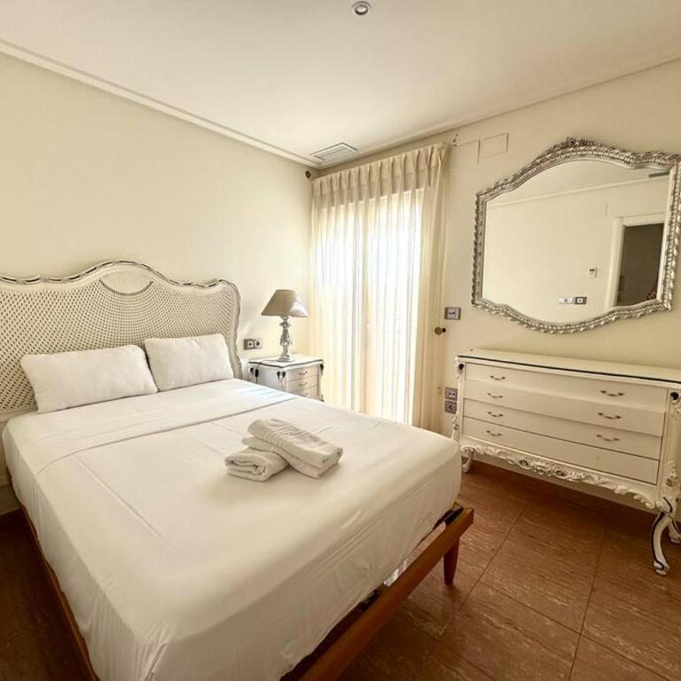 Rococó en el centro de Alicante - Three-Bedroom Apartment with Balcony - 6