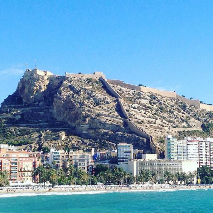 Rococó en el centro de Alicante - Three-Bedroom Apartment with Balcony - 24