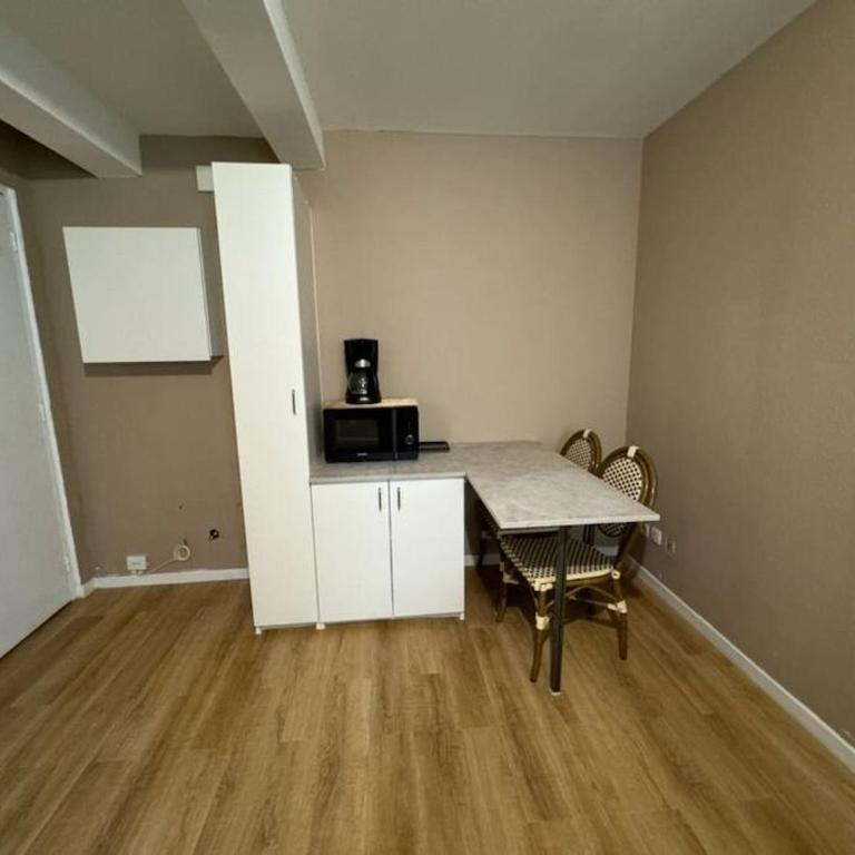 Appartement proche place de la réunion au calme - Apartamento de 1 dormitorio - 8