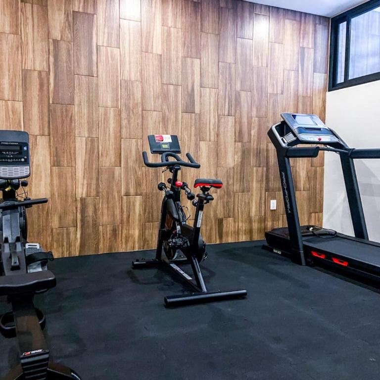 Shiny Studio on 5th Ave with Pool and Gym Steps to Beach - Apartamento - 3