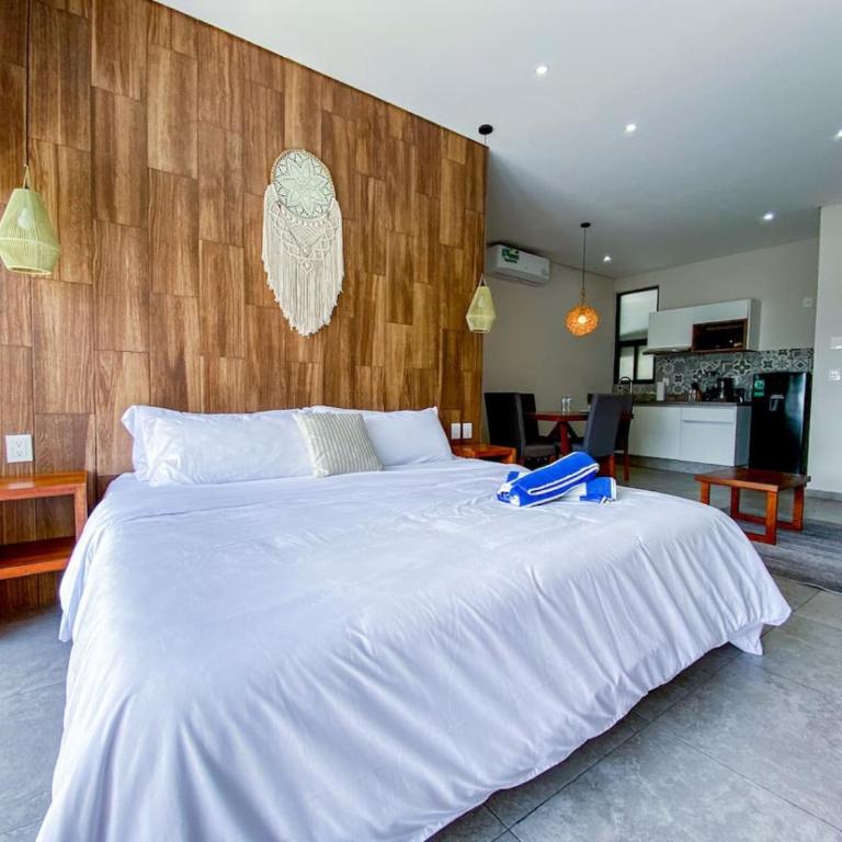 Shiny Studio on 5th Ave with Pool and Gym Steps to Beach - Apartamento - 7