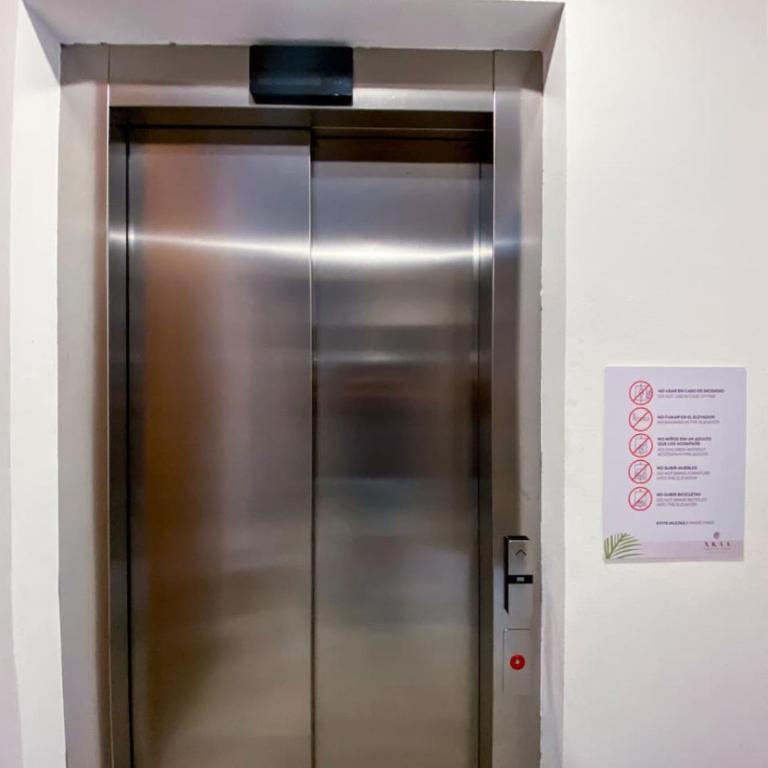 Shiny Studio on 5th Ave with Pool and Gym Steps to Beach - Apartamento - 22