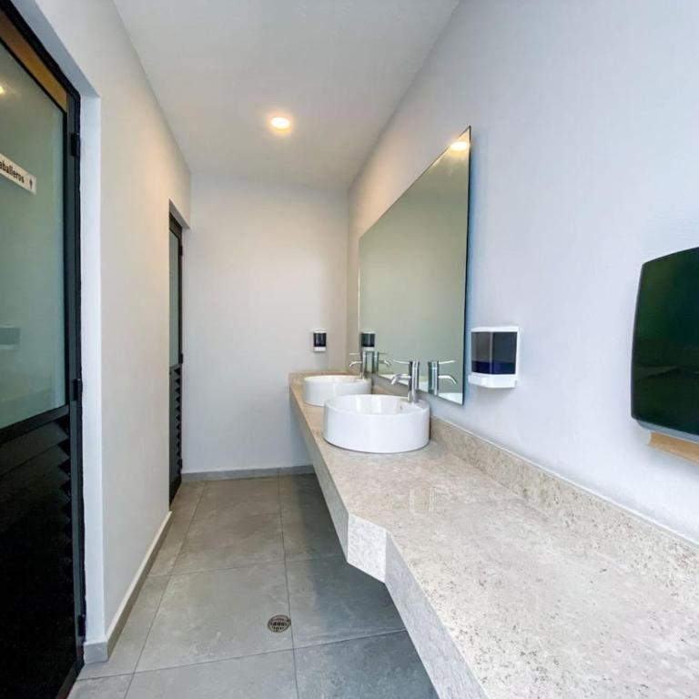 Shiny Studio on 5th Ave with Pool and Gym Steps to Beach - Apartamento - 34