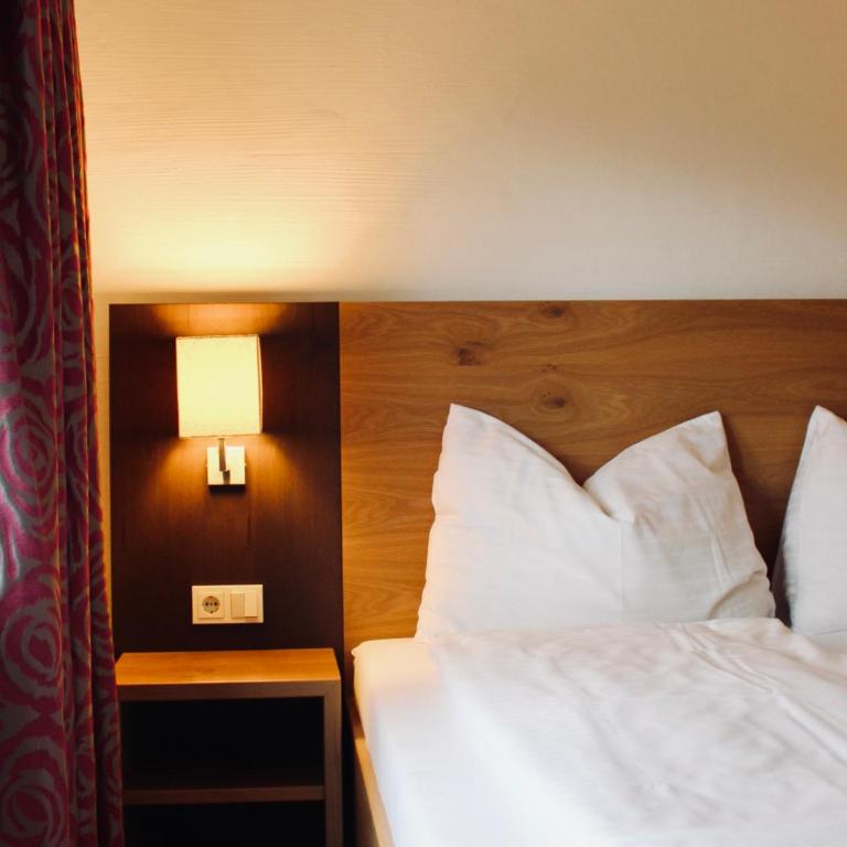 Pension Auwirt Saalbach - Doppelzimmer mit Balkon - 11
