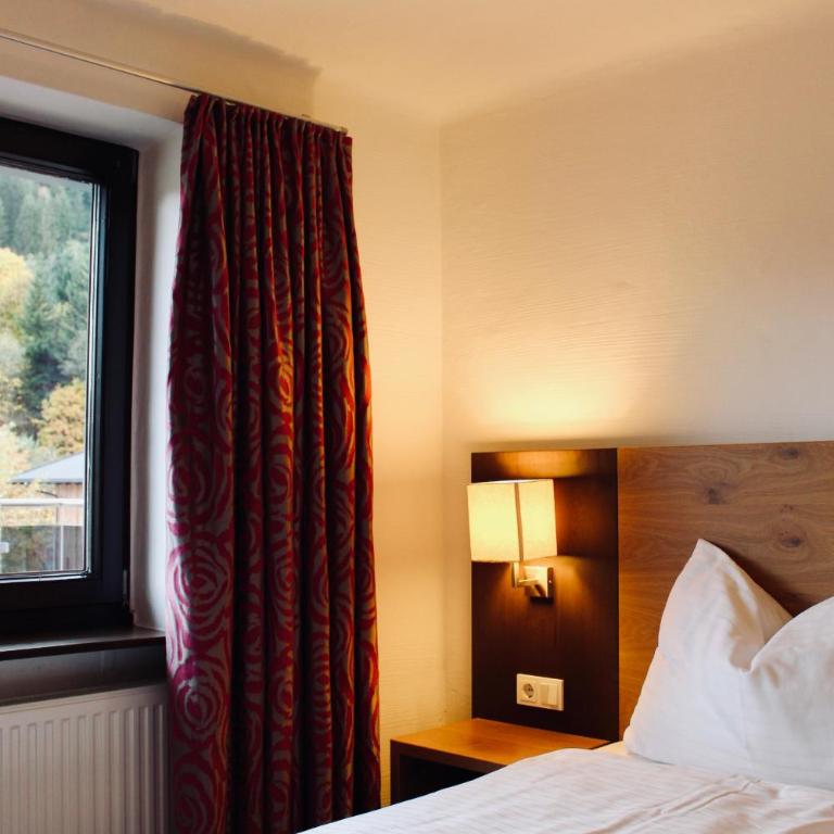 Pension Auwirt Saalbach - Doppelzimmer mit Balkon - 12