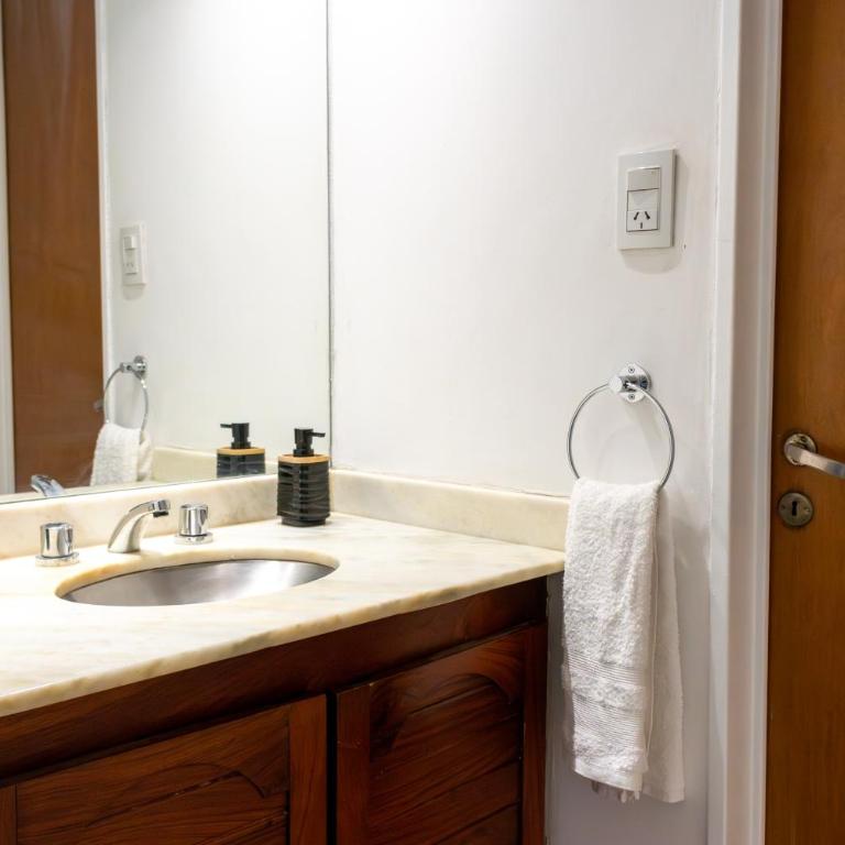 Casa con quincho, garaje y ubicación inmejorable - Casa de 3 dormitorios - 20