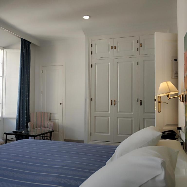 Ronda Hotel Polo - Habitación con cama extragrande y balcón - 2