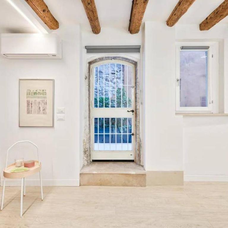 Charming Central Apartment with Private Courtyard - One-Bedroom Apartment - 3