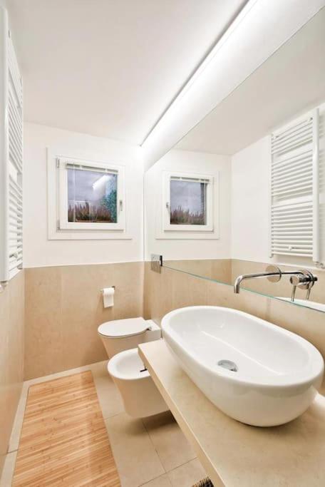 Charming Central Apartment with Private Courtyard - One-Bedroom Apartment - 20