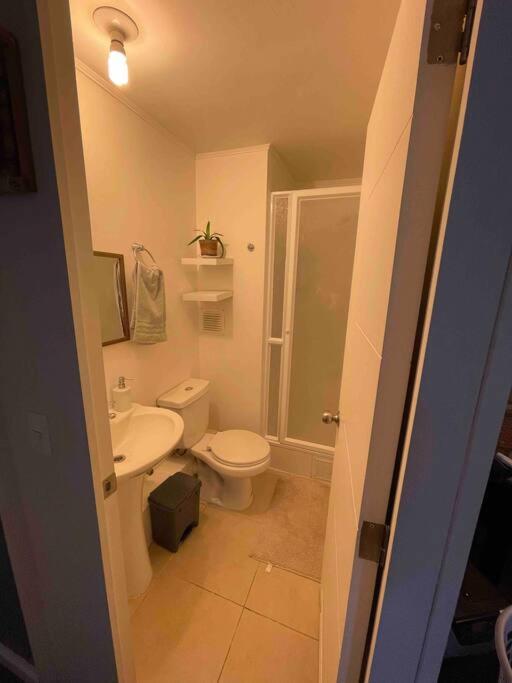 Hermoso departamento con estacionamiento gratuito - Two-Bedroom Apartment - 7