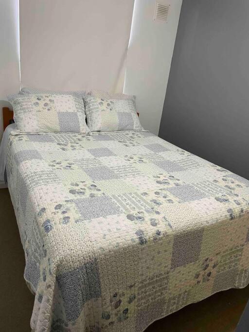 Hermoso departamento con estacionamiento gratuito - Two-Bedroom Apartment - 14