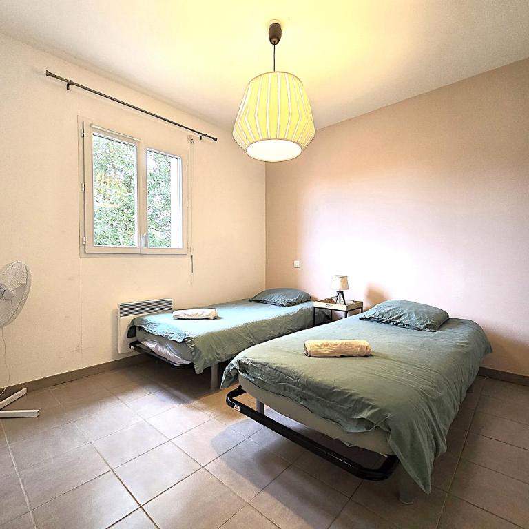 Le Clos Andrée - Charmante maison 8 personnes - 5 lits - Climatisation réversible RDC - Parking 3 véhicules - Garage - Zone Nord Montauban - Terrasse et jardin - Maison 3 Chambres - 5