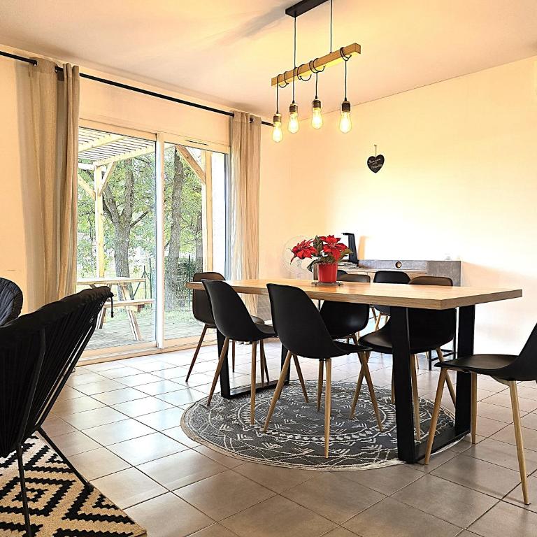 Le Clos Andrée - Charmante maison 8 personnes - 5 lits - Climatisation réversible RDC - Parking 3 véhicules - Garage - Zone Nord Montauban - Terrasse et jardin - Maison 3 Chambres - 15