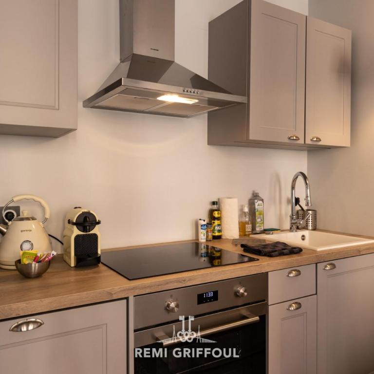 Dolphin view - 1st floor - Charming comfortable flat on the port - Apartment - 12