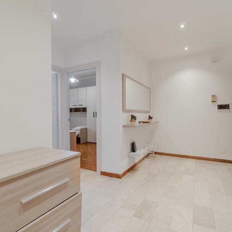 GuestHost - Cenisia Roomy Apt x6 - with Balcony - Two-Bedroom Apartment - 16
