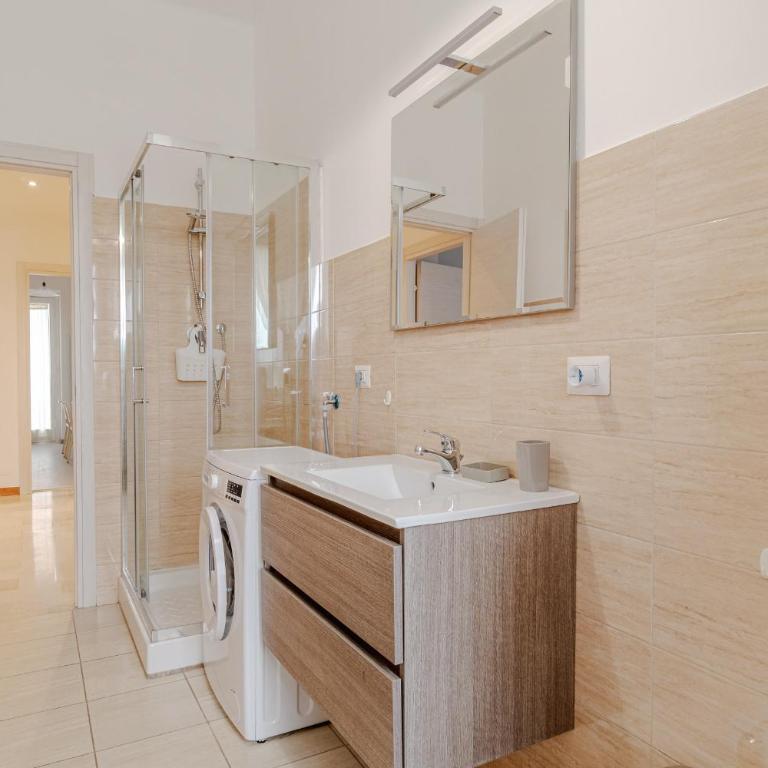 GuestHost - Cenisia Roomy Apt x6 - with Balcony - Two-Bedroom Apartment - 15