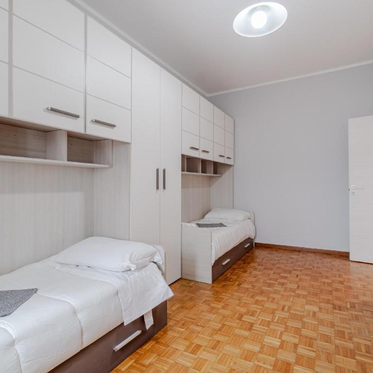 GuestHost - Cenisia Roomy Apt x6 - with Balcony - Two-Bedroom Apartment - 12