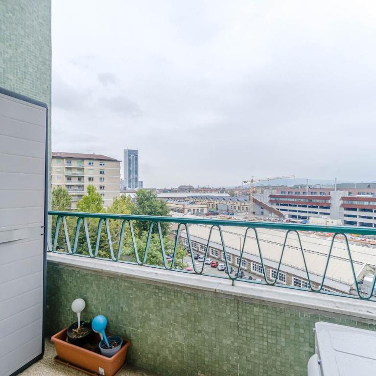 GuestHost - Cenisia Roomy Apt x6 - with Balcony - Two-Bedroom Apartment - 8