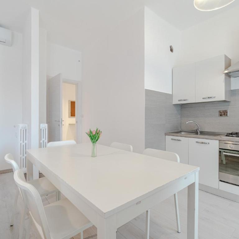 GuestHost - Cenisia Roomy Apt x6 - with Balcony - Two-Bedroom Apartment - 4