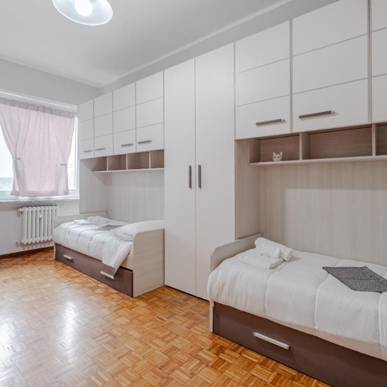 GuestHost - Cenisia Roomy Apt x6 - with Balcony - Two-Bedroom Apartment - 2