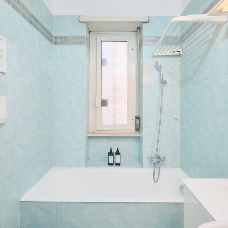 Parcheggio gratuito, Wi-Fi -Netflix & AC - Appartamento con 2 Camere da Letto e Balcone - 16