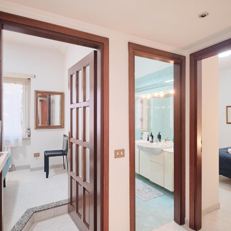 Parcheggio gratuito, Wi-Fi -Netflix & AC - Appartamento con 2 Camere da Letto e Balcone - 25
