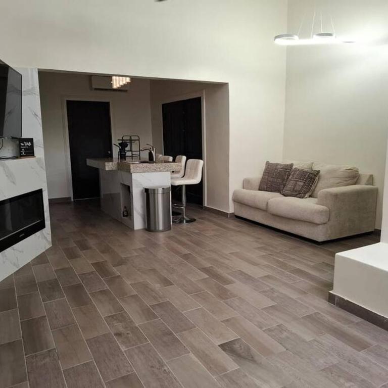 Spacious 3-Bed, 2-Bath Home - Casa de 3 dormitorios - 1