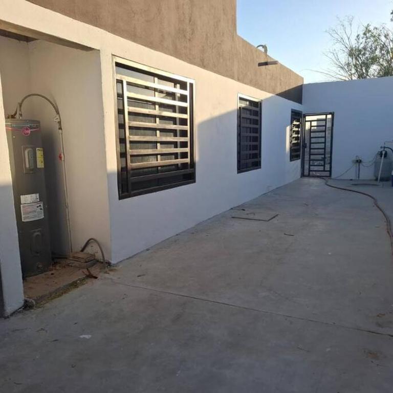 Spacious 3-Bed, 2-Bath Home - Casa de 3 dormitorios - 2