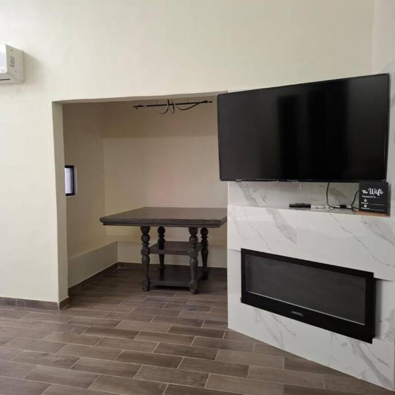 Spacious 3-Bed, 2-Bath Home - Casa de 3 dormitorios - 3