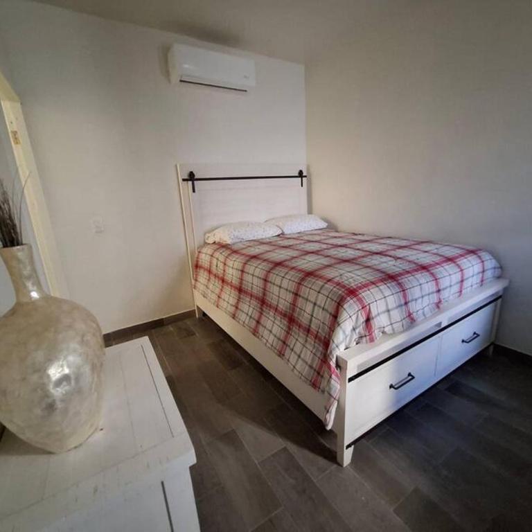 Spacious 3-Bed, 2-Bath Home - Casa de 3 dormitorios - 4