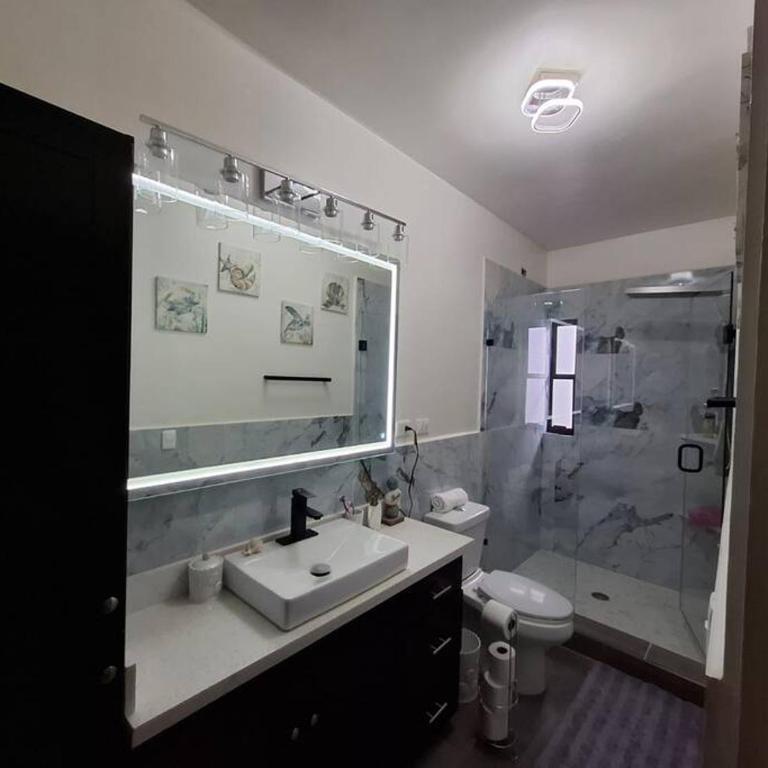 Spacious 3-Bed, 2-Bath Home - Casa de 3 dormitorios - 5