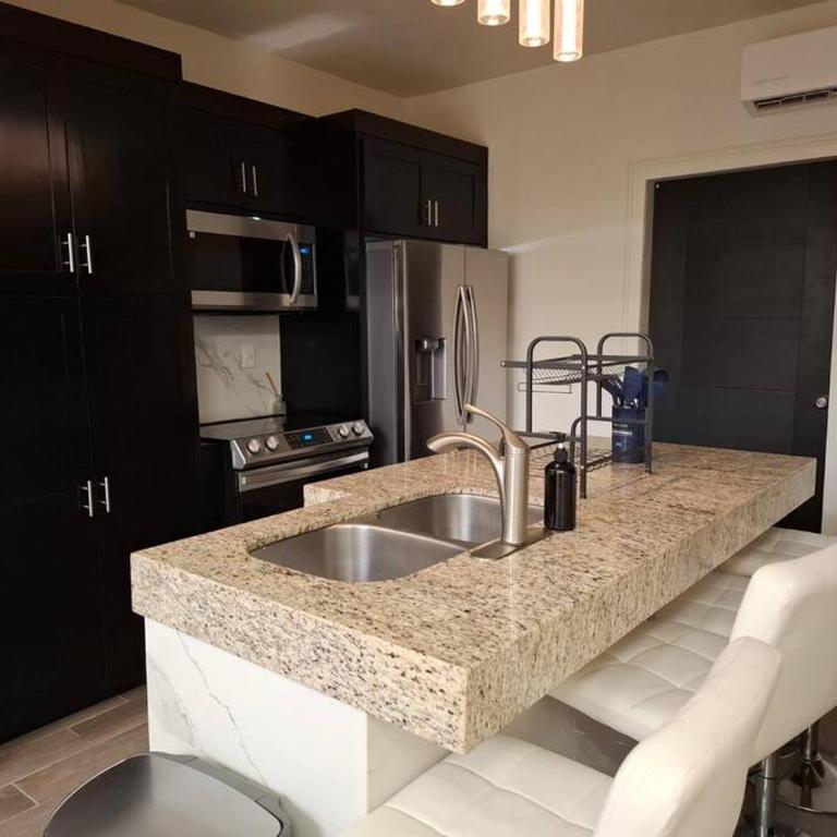 Spacious 3-Bed, 2-Bath Home - Casa de 3 dormitorios - 6