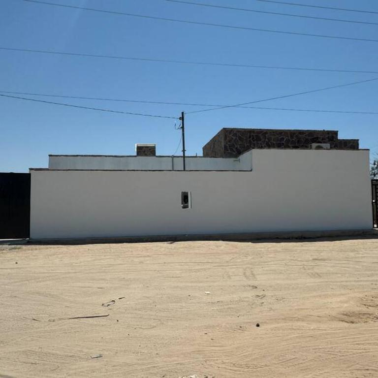 Spacious 3-Bed, 2-Bath Home - Casa de 3 dormitorios - 7