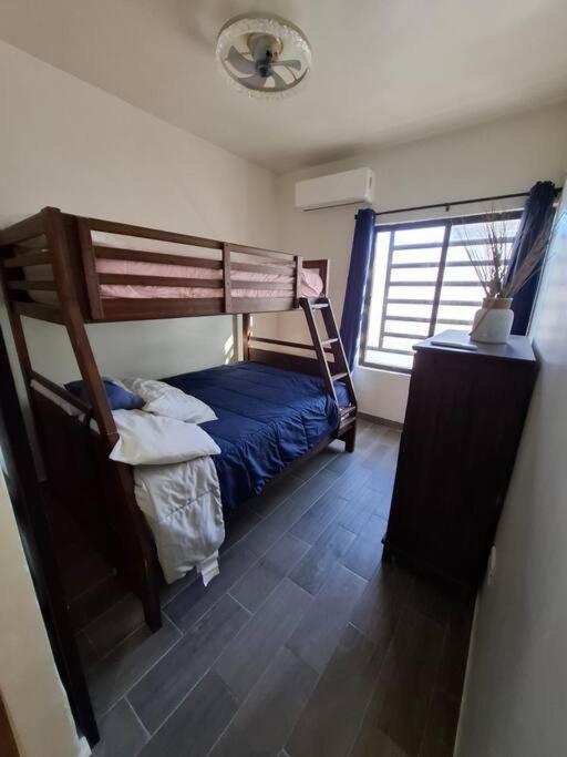 Spacious 3-Bed, 2-Bath Home - Casa de 3 dormitorios - 8