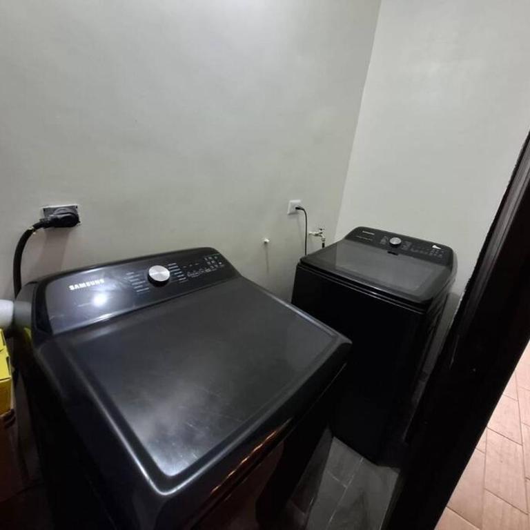 Spacious 3-Bed, 2-Bath Home - Casa de 3 dormitorios - 11