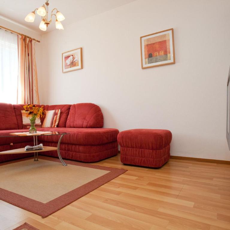 Familiengästehaus Ingrid - Apartment mit Terrasse und Bergblick - 11