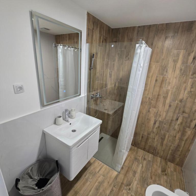 Sunny lux apartman - One-Bedroom Apartment - 2