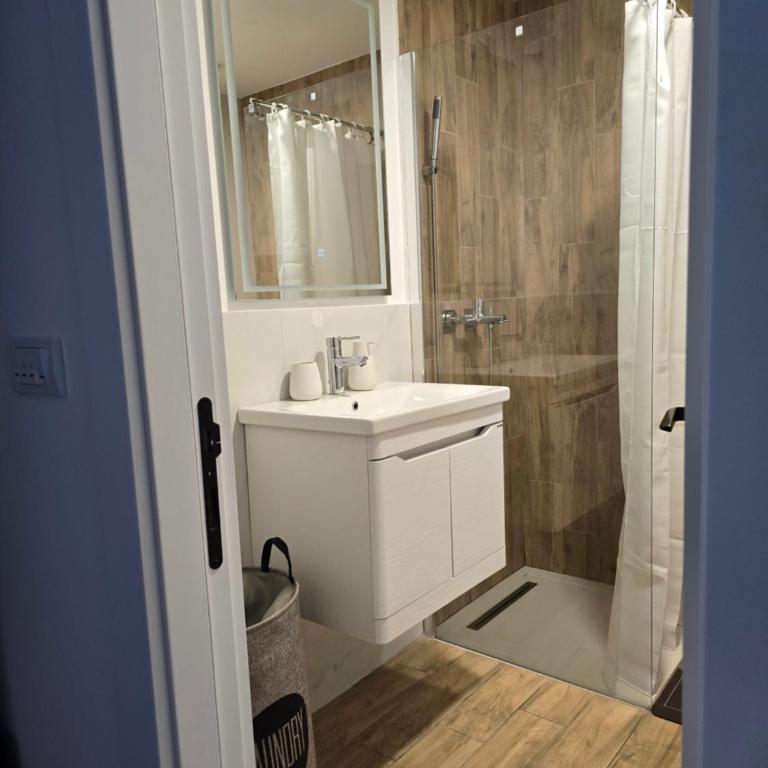Sunny lux apartman - One-Bedroom Apartment - 4