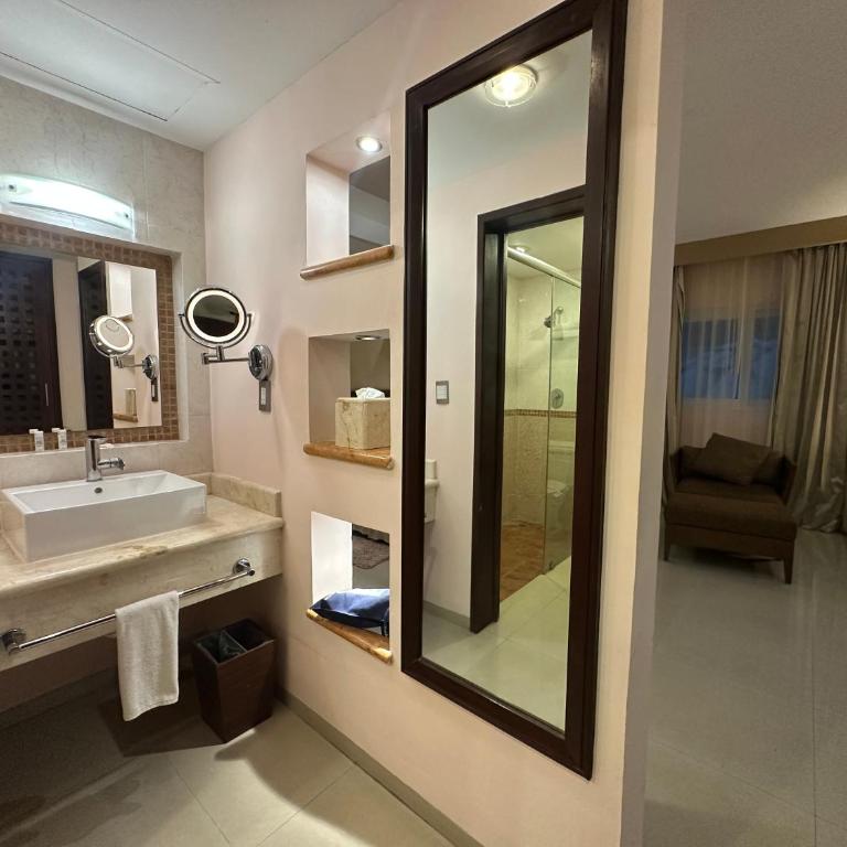 Wyndham Merida - Deluxe King Room - 4