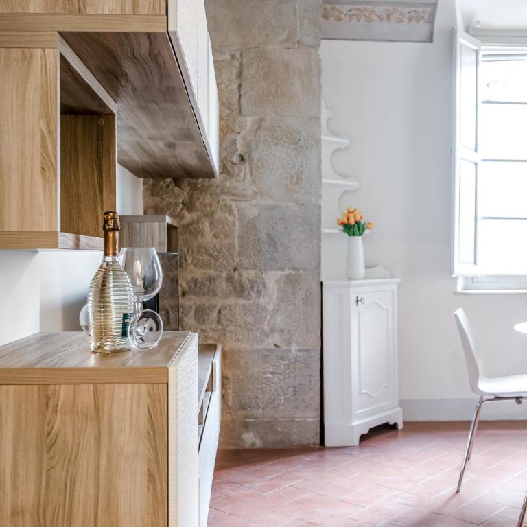 Hostly-Maison Le Vettovaglie-Historical Center - Appartamento Deluxe con 3 Camere da Letto - 9
