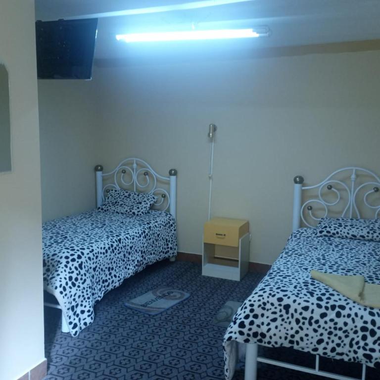 Hostal La Realeza - Habitación Individual con baño privado - 1