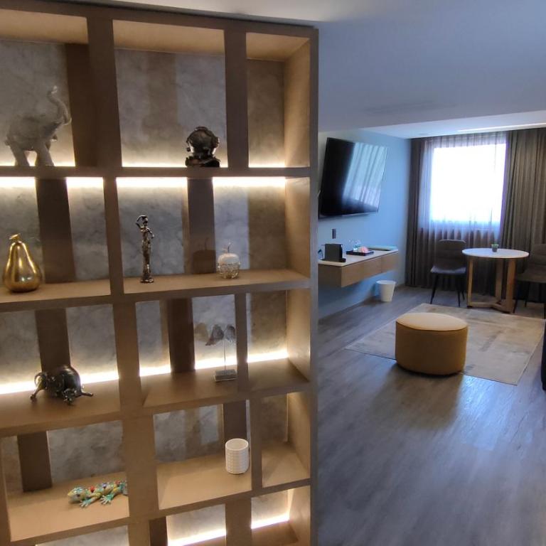 Alia Inn Boutique WTC - King Suite with Balcony - 9