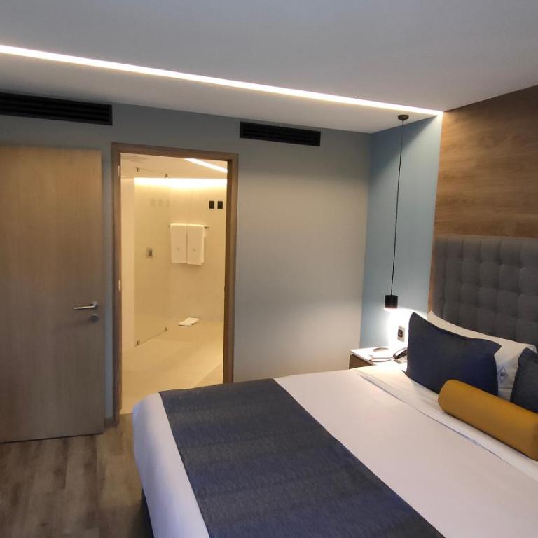 Alia Inn Boutique WTC - King Suite with Balcony - 5