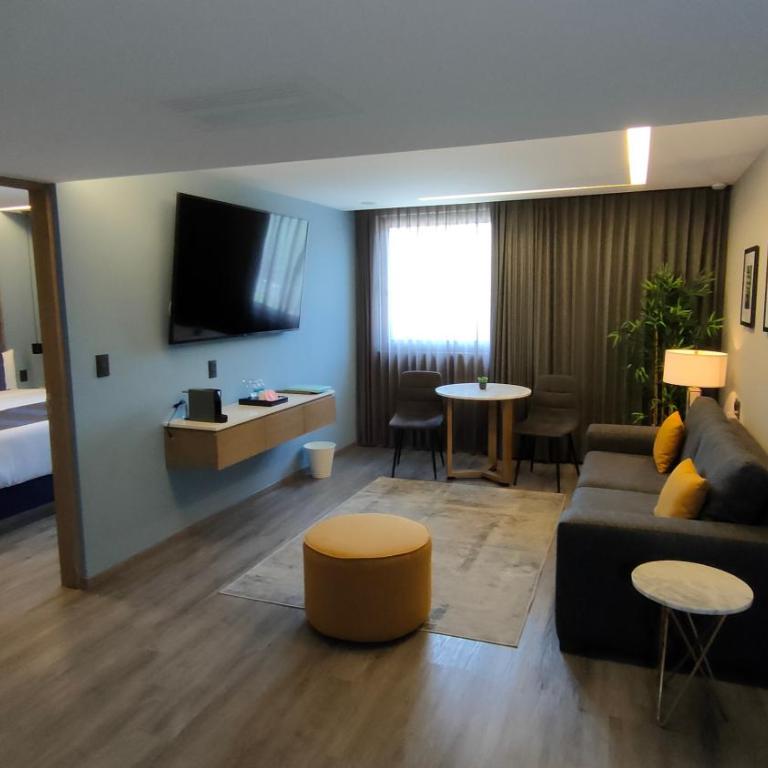 Alia Inn Boutique WTC - King Suite with Balcony - 4