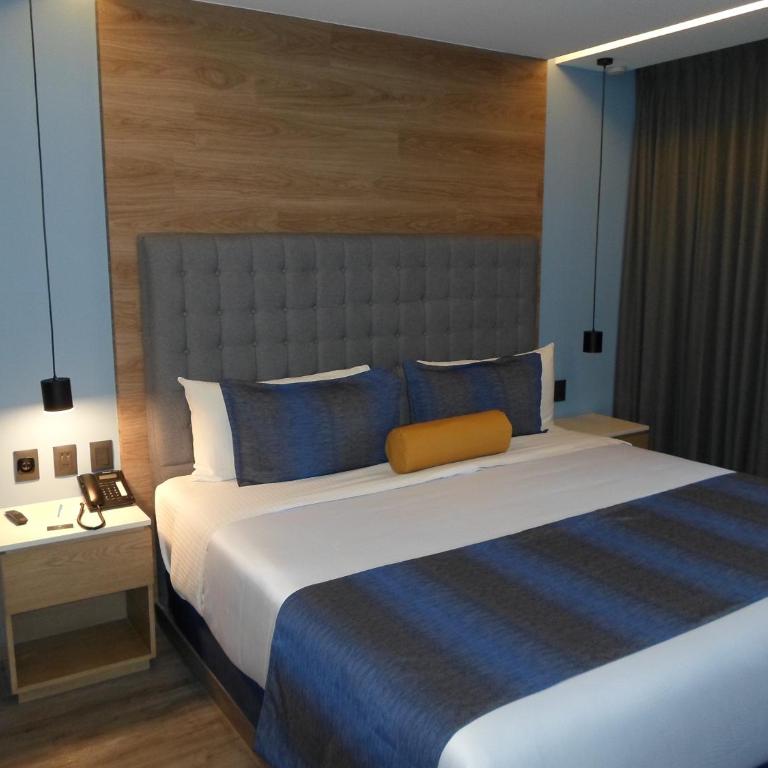 Alia Inn Boutique WTC - King Suite with Balcony - 2