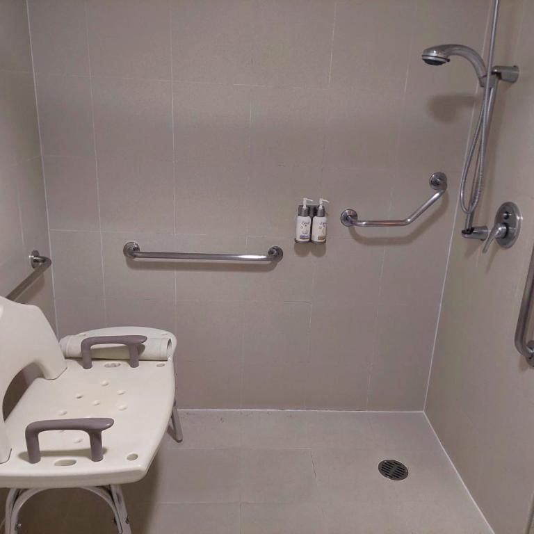 Holiday Inn Cuernavaca by IHG - Habitación Estándar con cama extragrande - Adaptada para personas de movilidad reducida - 4