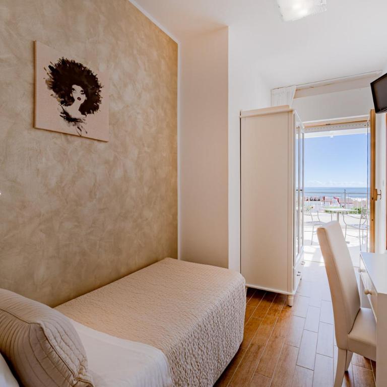 Hotel Soraya - Spiaggia Sawasdee with Beach, Restaurant & Parking - Deluxe Single Room with Sea View - 1