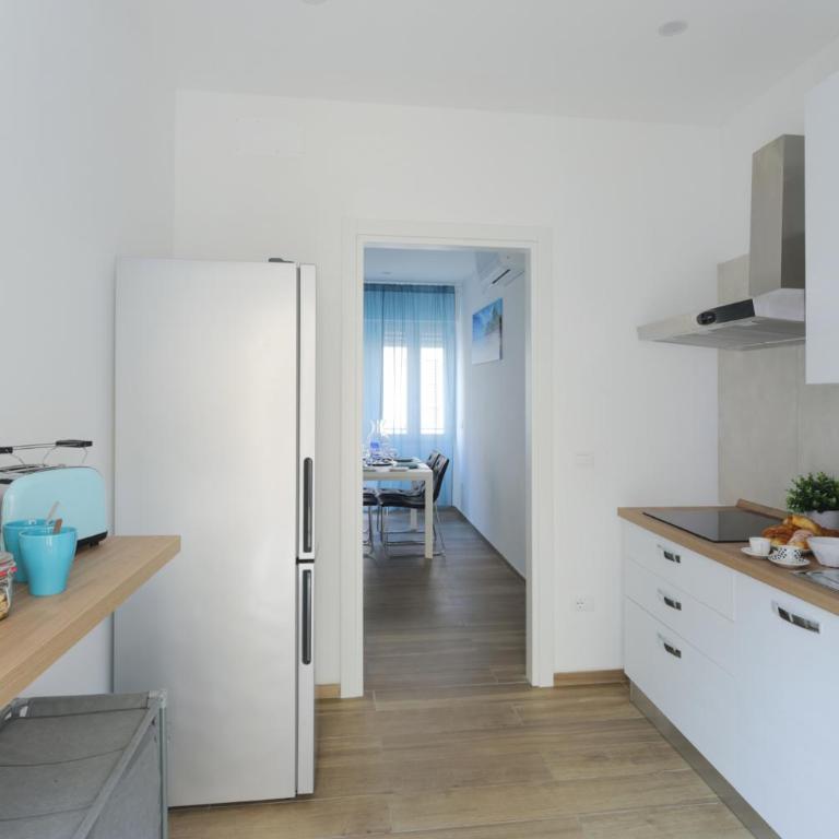 Well Done - 50mt Isola Pedonale Centro - 10 Min Mare - Three-Bedroom Apartment - 12