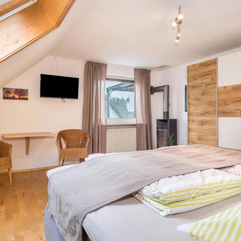 Ferienwohnungen Tanja Schoch - Two-Bedroom Apartment with Balcony and Terrace - 9